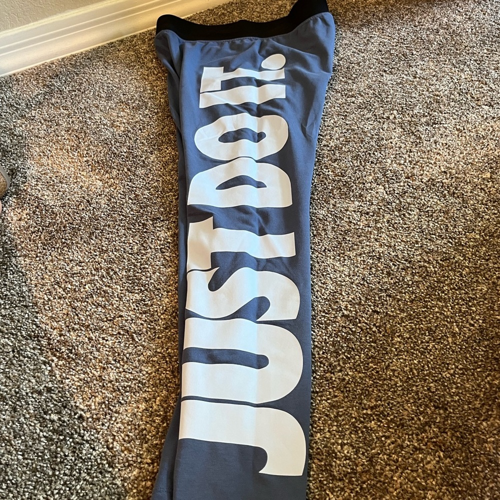 Great condition nike leggings full length. Size M. - Picture 3 of 6